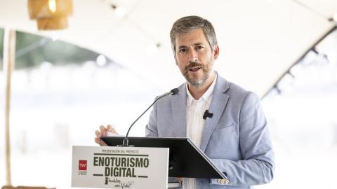 El consejero Miguel Ángel García Martín durante su visita a la Bodega Val Azul en Chinchón