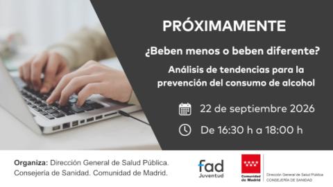 ¿Beben menos o beben diferente? dos manos apoyadas en un teclado de ordenador portátil e información escrita del webinar
