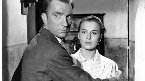 El inquilino. Imagen facilitada por Filmoteca Española Fotograma, un hombre de espaldas abraza a una mujer