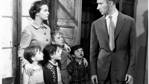 El inquilino. Imagen facilitada por Filmoteca Española Fotograma, un hombre mira a una mujer y cuatro niños
