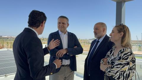 Rodrigo visita el nuevo desarrollo urbanístico de los Ahijones El consejero Jorge Rodrigo durante su visita al nuevo desarrollo urbanístico de los Ahijones en Vicálvaro