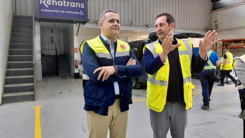 Rodrigo visita en Getafe la sede de la empresa Rehatrans El consejero Jorge Rodrigo durante la visita a la empresa especializada en la adaptación de vehículos para personas con movilidad reducida