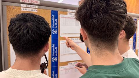 La consejera de Educación, Ciencia y Universidades visitando a los estudiantes que se examinan en la Universidad de Alcalá