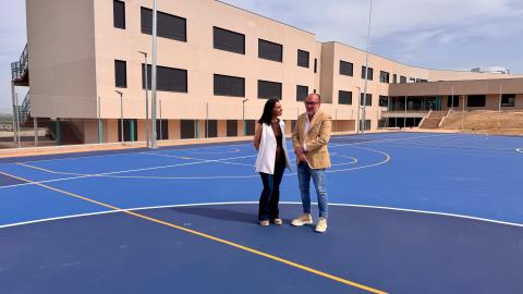 Zarzalejo visita las obras del nuevo Instituto Torcuato Fernández Miranda La consejera Mercedes Zarzalejo durante su visita a las obras del nuevo Instituto Torcuato Fernández Miranda