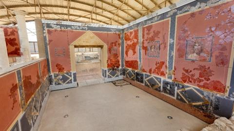 imagen de yacimiento arqueológico con los restos de una casa con pinturas murales 