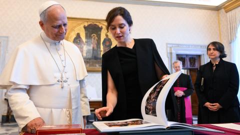 La presidenta Isabel Díaz Ayuso durante la audiencia privada con Su Santidad el Papa León XIV en el Palacio Apostólico de Ciudad del Vaticano