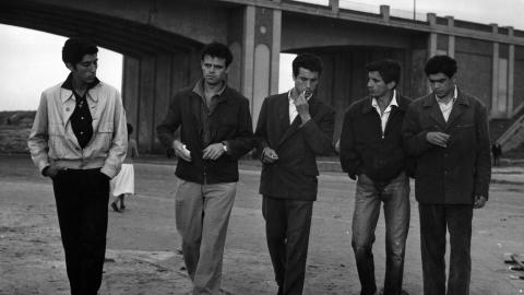 Los golfos. Imagen facilitada por Filmoteca Española imagen de cinco jóvenes con un puente al fondo
