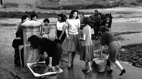 Los golfos. Imagen facilitada por Filmoteca Española Imagen de un grupo de gente en una fuente pública