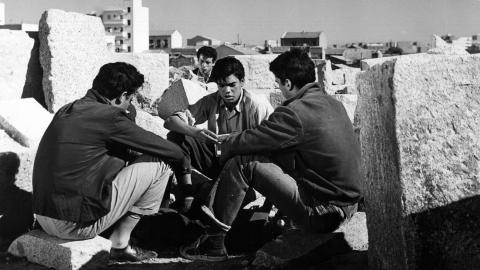 Los golfos. Imagen facilitada por Filmoteca Española Imagen de tres jóvenes agachados en corro