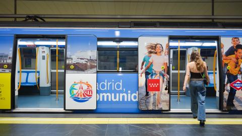 Vagón del Metro de Madrid decorado para la visita del Papa León XIV