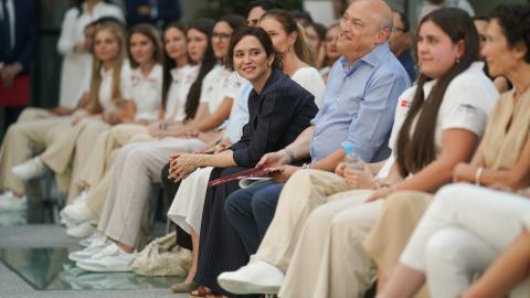 La presidenta Isabel Díaz Ayuso recibiendo a los estudiantes ganadores de Madrid Xplora
