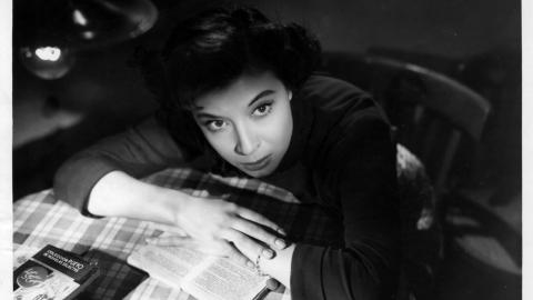Surcos. Imagen facilitada por Filmoteca Española Fotograma de la película, una mujer pensativa
