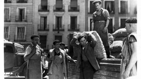 Surcos. Imagen facilitada por Filmoteca Española Un grupo de hombres descargan sacos de un camión
