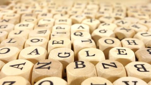 Dados de madera de cubos con letras del abecedario