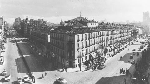 Manzana que hace esquina entre la calle Princesa y la calle Alberto Aguilera, en los años 50, desde 1974 ocupada por unos grandes almacenes. Manzana que hace esquina entre la calle Princesa y la calle Alberto Aguilera, en los años 50, desde 1974 ocupada por unos grandes almacenes.