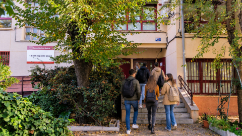 Edificio 14-30 de la Comunidad de Madrid con 4 jóvenes subiendo escaleras