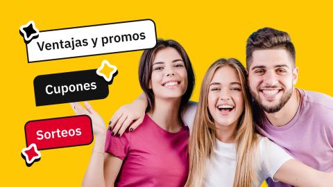 Varios jóvenes mirando a pantalla