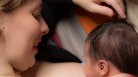 Semana Mundial de la Lactancia Materna Madre dando el pecho a su hijo