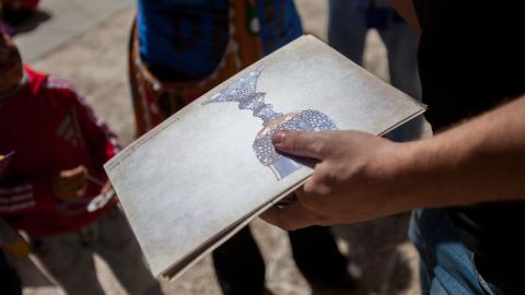 Gincana en Nuevo Baztán. Fotografía David Serrano Una mano sostiene el dibujo de una copa o cáliz