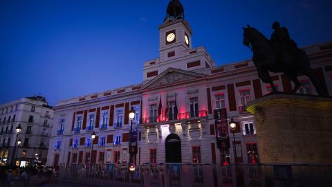 Iluminación de la fachada de la Real Casa de Correos con los colores de la bandera de EEUU para conmemorar el 4 de julio Iluminación de la fachada de la Real Casa de Correos con los colores de la bandera de EEUU para conmemorar el 4 de julio