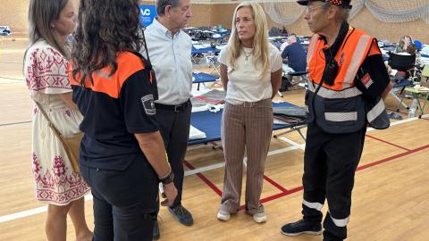 El equipo de Gobierno de la Comunidad de Madrid se ha desplazado a los distintos puntos de acogida para acompañar e interesarse por los vecinos evacuados La consejera Rocío Albert en uno de los puntos de acogida por los incendios forestales de la Sierra Oeste