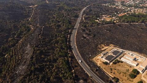 Díaz Ayuso comprueba la situación del terreno afectado por los incendios de la Sierra Oeste La presidenta Isabel Díaz Ayuso sobrevolando el terreno afectado por los incendios de la Sierra Oeste