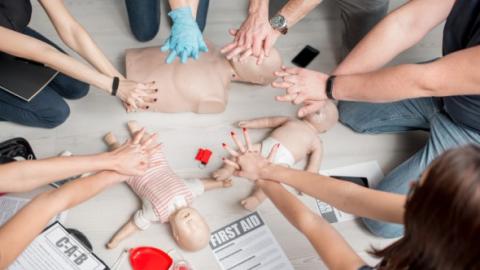 Información de interés sobre situaciones urgentes, de riesgo y accidentes personas practicando primeros auxilios