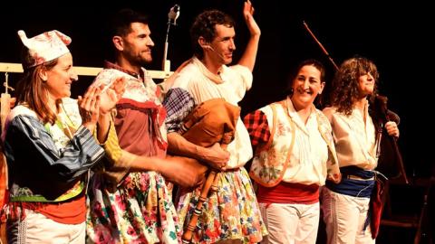 EL ABRAZO - TITIRITEROS DE BINÉFAR EL ABRAZO - TITIRITEROS DE BINÉFAR