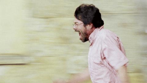 UN POETA IMAGEN DEL ACTOR CORRIENDO