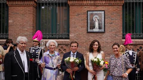 Ayuso y Almeida posan en la Iglesia de la Paloma junto a la imagen de la Virgen.