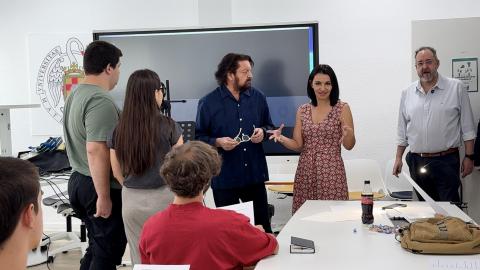 La consejera Mercedes Zarzalejo durante su visita a uno de los cursos de la iniciativa que permite mantener abiertos los colegios mayores universitarios durante las vacaciones estivales