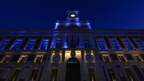 La Comunidad de Madrid ilumina la fachada de la Real Casa de Correos con los colores de la bandera de Ucrania La fachada de la Real Casa de Correos iluminada con los colores de la bandera de Ucrania por el 35º aniversario de su independencia