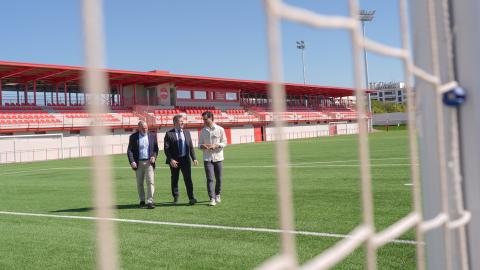 El consejero Mariano de Paco Serrano durante su visita en Torrejón de Ardoz a las instalaciones de la Ciudad Deportiva de la RFFM