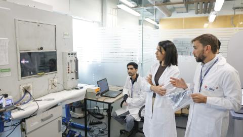 La consejera Mercedes Zarzalejo conoce los proyectos más destacados en la investigación de componentes con propiedades ignífugas
