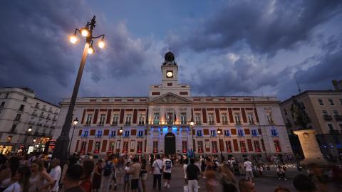 La Real Casa de Correos iluminada con el color de la bandera de Colombia