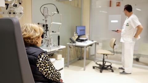 Díaz Ayuso anuncia un nuevo incremento salarial a médicos y enfermeras por guardias, noches y festivos Médico con una paciente en la sala de consultas