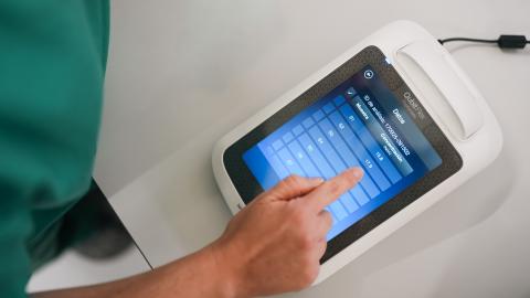 Enfermero utilizando un dispositivo médico de precisión