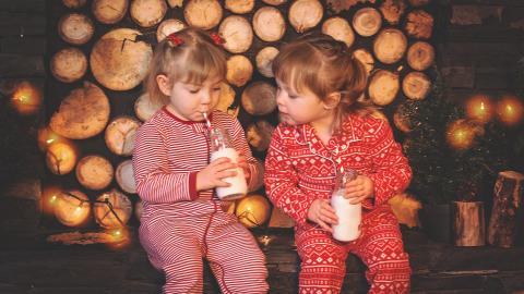 Niñas en pijama tomando leche 