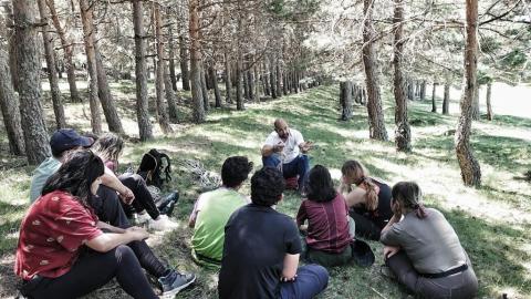 grupo de jóvenes sentados al aire libre