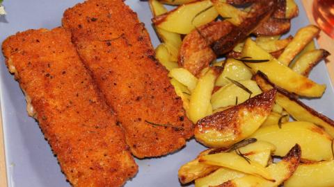 Dorado, no pasado. Cómo reducir la acrilamida en los alimentos Imagen de patatas fritas y filetes empanados un poco pasados
