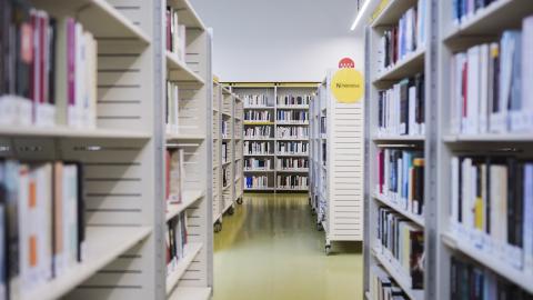 La Comunidad de Madrid programa clubes de lectura y talleres de escritura creativa y poesía en su Red de Bibliotecas Públicas Biblioteca Luis Martín-Santos, Villa de Vallecas
