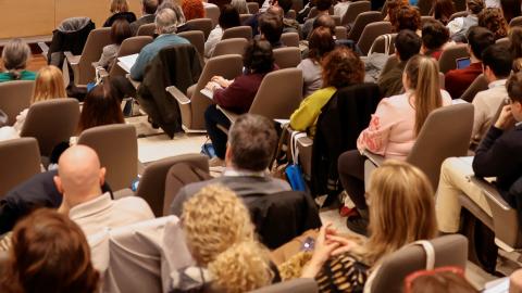 grupo de personas en el salon de actos