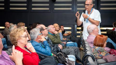 Jornada pacientes ostomizados cirujano habla con pacientes