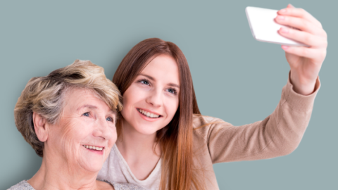 Chica haciendo un selfie con una señora mayor