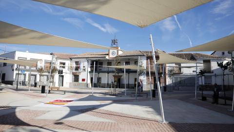 Panorámica edificio ayuntamiento en plaza