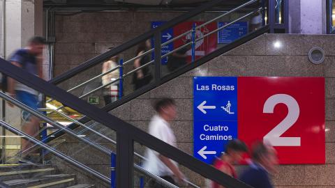 Viajeros en la estación de Metro de Sol