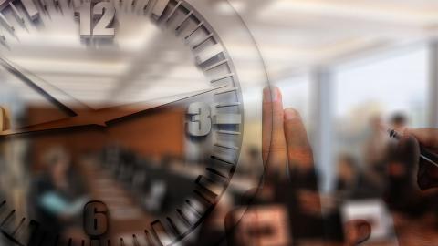 Collage de imágenes de una oficina, sala de reuniones, reloj y pizarra