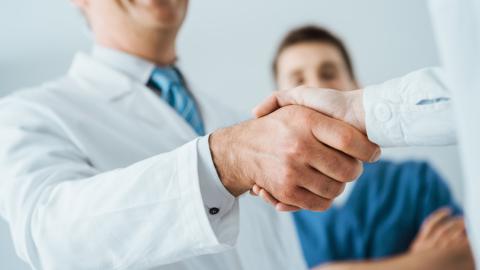 imagen de un profesional sanitario dando la mano a un paciente