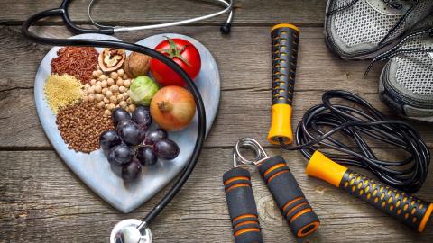 Alimentos saludables, zapatillas de deporte y aparatos de fitness