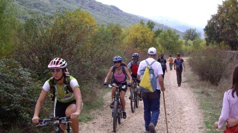 Ciclistas y senderistas en vía pecuaria